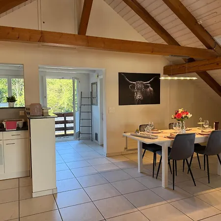 Διαμέρισμα Schoene Dachwohnung Moebliert Und Mit Parkmoeglichkeiten