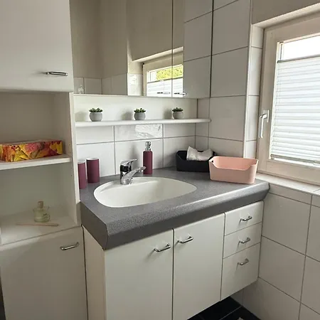 アパート Schoene Dachwohnung Moebliert Und Mit Parkmoeglichkeiten ブルクドルフ