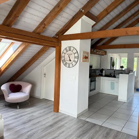 Schoene Dachwohnung Moebliert Und Mit Parkmoeglichkeiten * ブルクドルフ