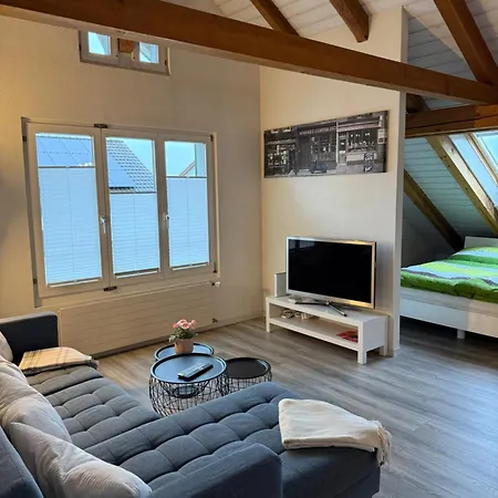 アパート Schoene Dachwohnung Moebliert Und Mit Parkmoeglichkeiten *