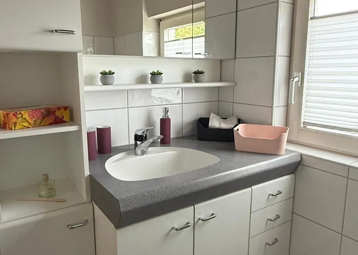 アパート Schoene Dachwohnung Moebliert Und Mit Parkmoeglichkeiten ブルクドルフ