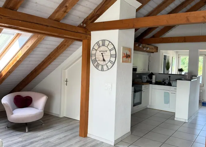 Schoene Dachwohnung Moebliert Und Mit Parkmoeglichkeiten * ブルクドルフ