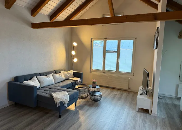 Schoene Dachwohnung Moebliert Und Mit Parkmoeglichkeiten * ブルクドルフ